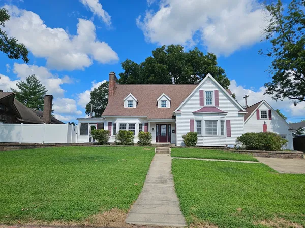 $195,000 | 302 West Main Street, Carmi, IL 62821