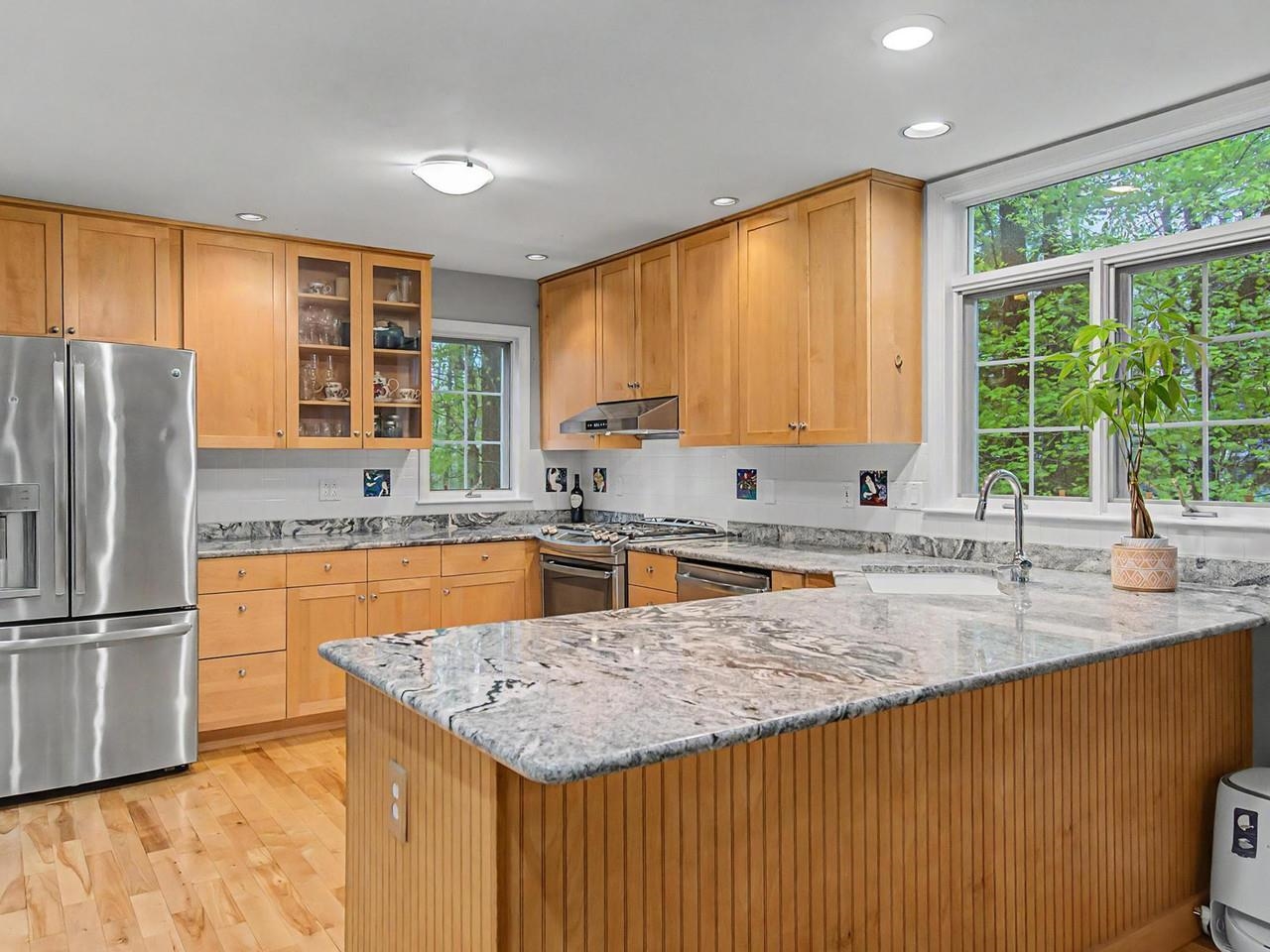 42 Cardinal Way Shelburne, VT 05482 - Photo 4 of 29