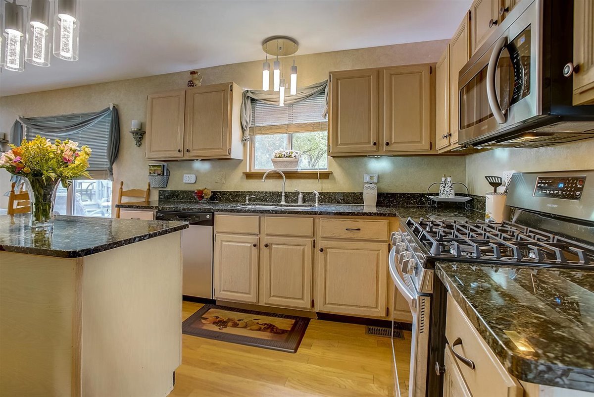 965 Manchester Road Lake Zurich, IL 60047 - Photo 7 of 34