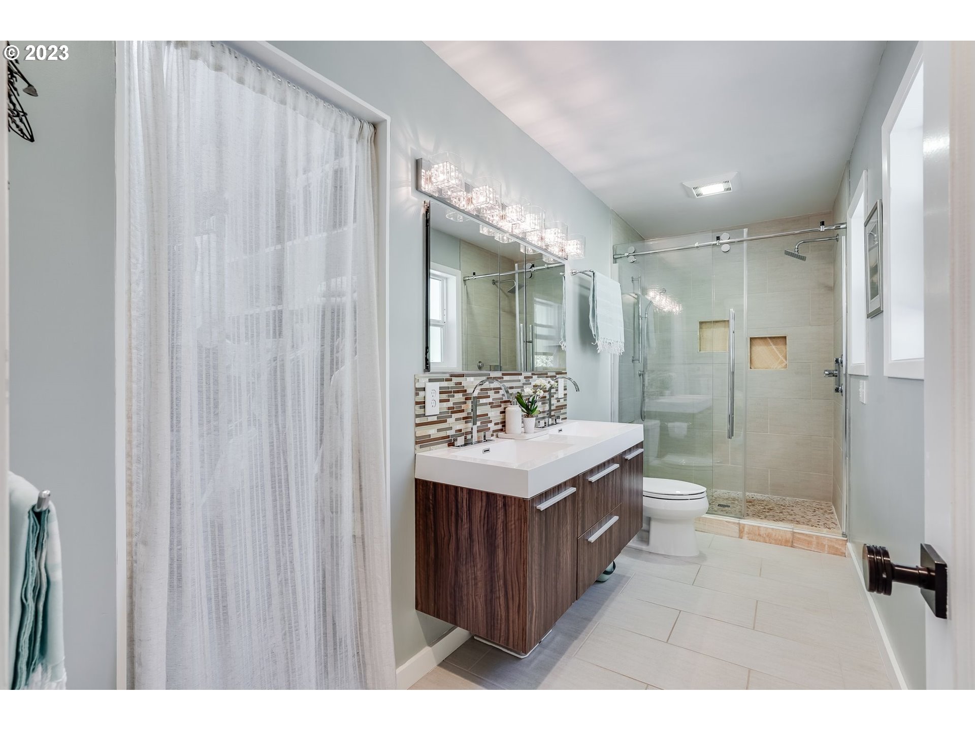 644 South Palatine Hill Road Portland, OR 97219 - Photo 20 of 46 a bathroom with a sink a toilet a mirror and shower