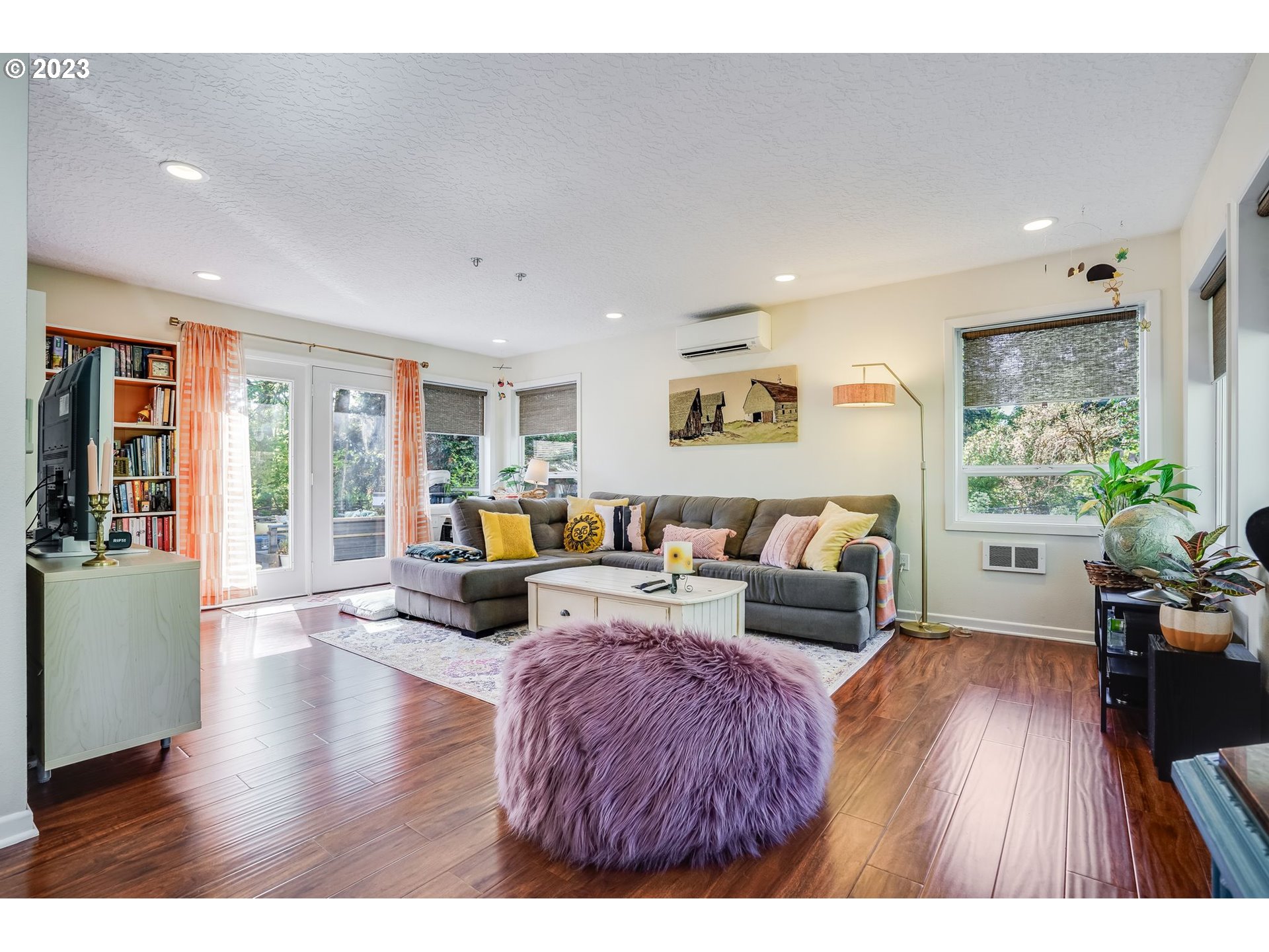 644 South Palatine Hill Road Portland, OR 97219 - Photo 23 of 46 a living room with furniture and wooden floor