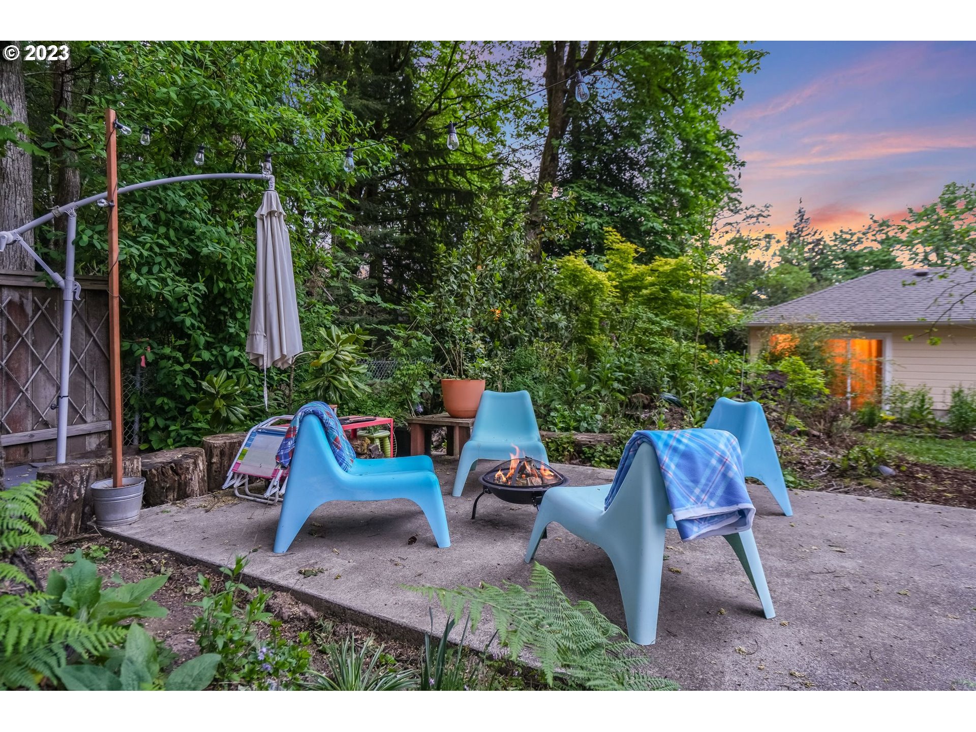 644 South Palatine Hill Road Portland, OR 97219 - Photo 44 of 46 a view of an outdoor sitting area
