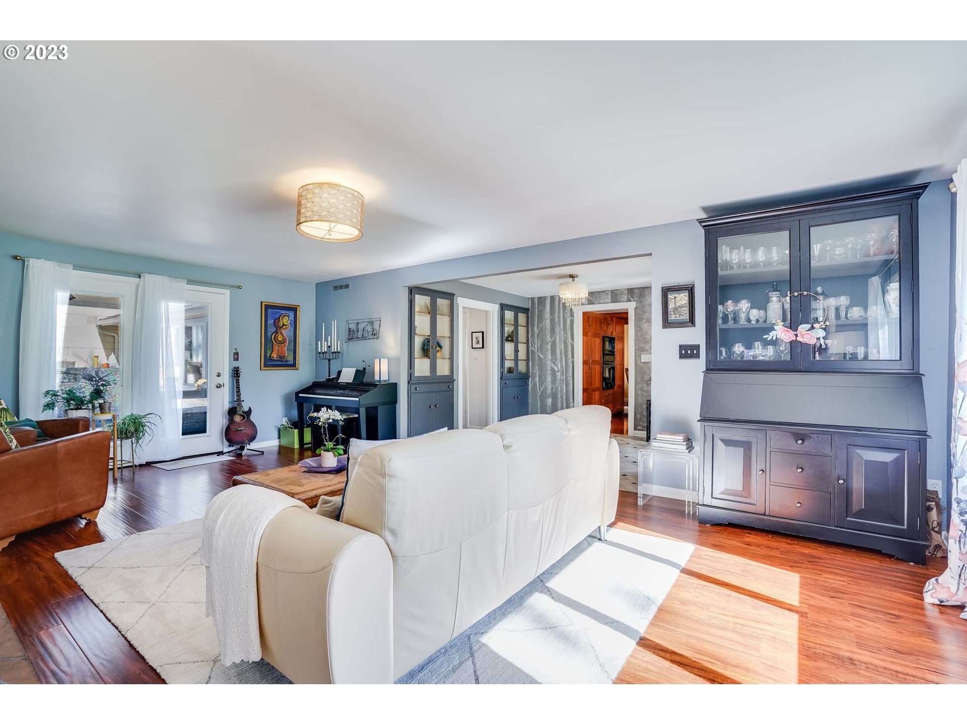 644 South Palatine Hill Road Portland, OR 97219 - Photo 6 of 46 a living room with furniture and wooden floor