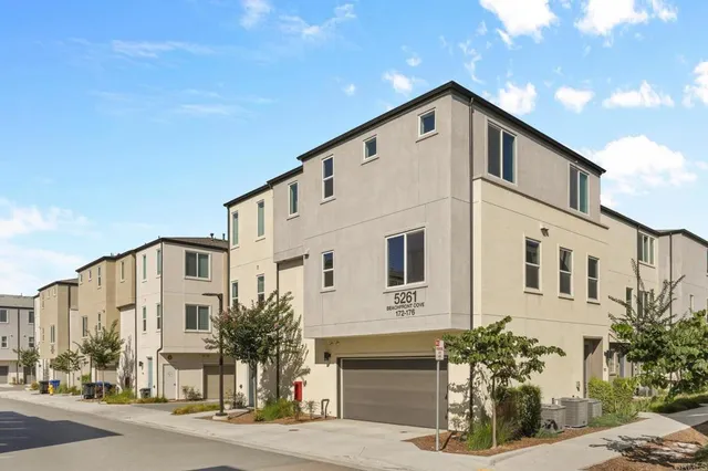 $679,000 | 5261 Beachfront Cove, Unit 174, San Diego, CA 92154