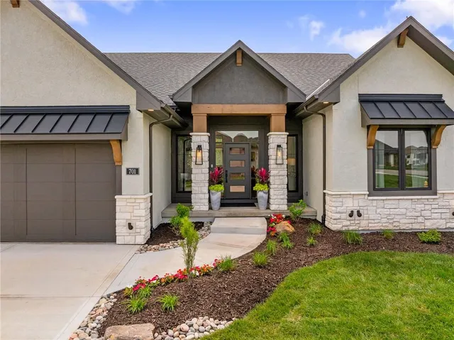 $898,640 | 701 Hampstead Drive, Raymore, MO 64083