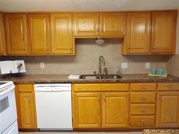 $1,295 | 112 Harbor Drive, Unit 212, Runaway Bay, TX 76426