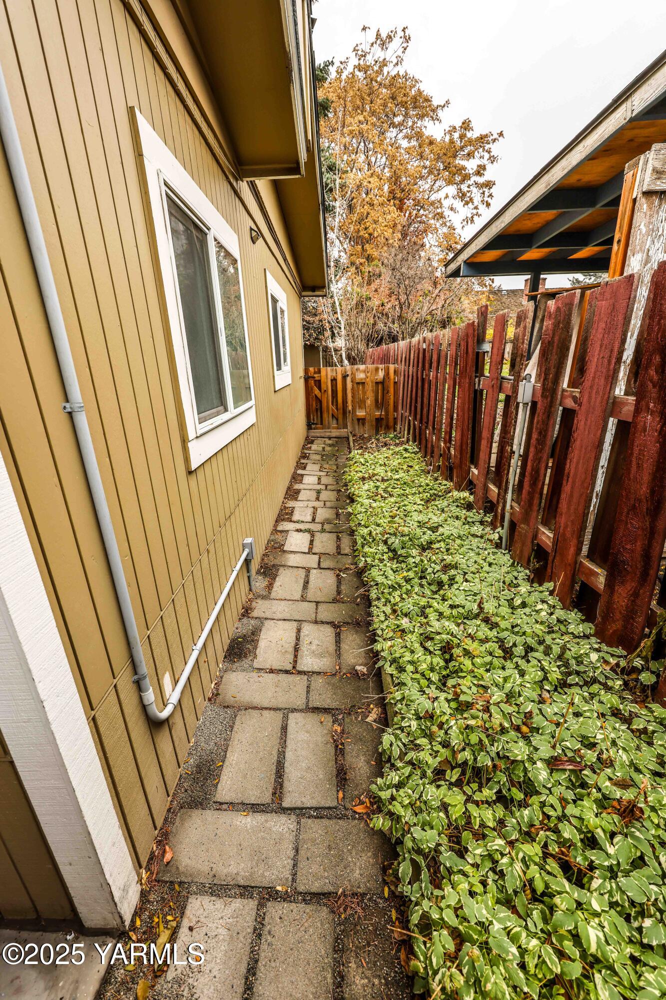 1118 South 44th Avenue Yakima, WA 98908 - Photo 11 of 29 Side