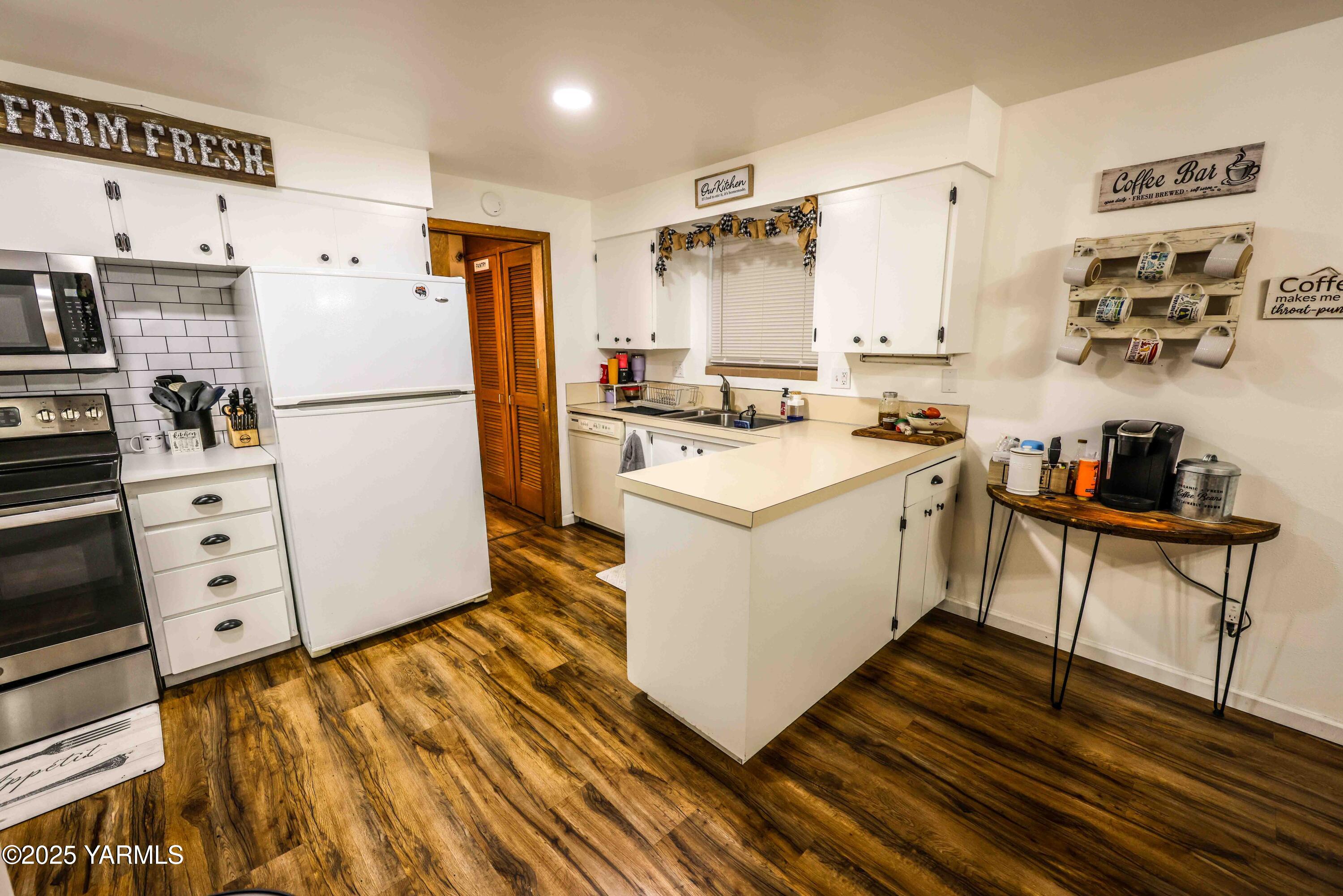 1118 South 44th Avenue Yakima, WA 98908 - Photo 16 of 29 Coffee bar