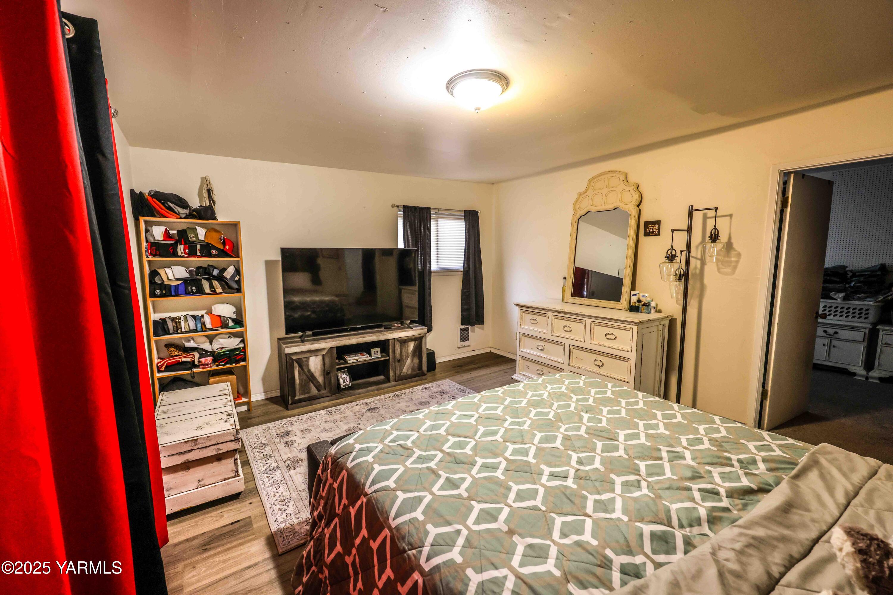 1118 South 44th Avenue Yakima, WA 98908 - Photo 19 of 29 Master bedroom