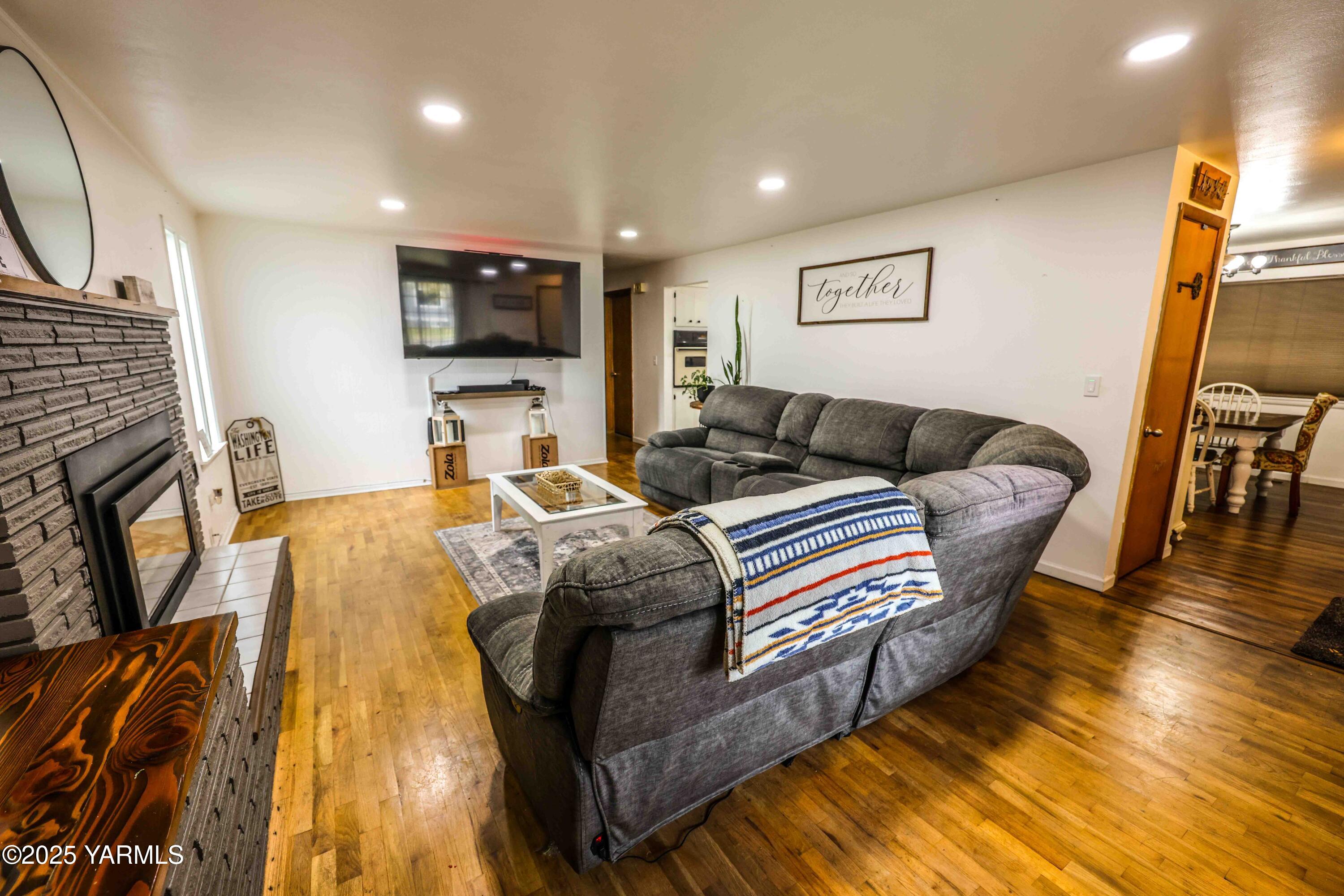 1118 South 44th Avenue Yakima, WA 98908 - Photo 27 of 29 Living room
