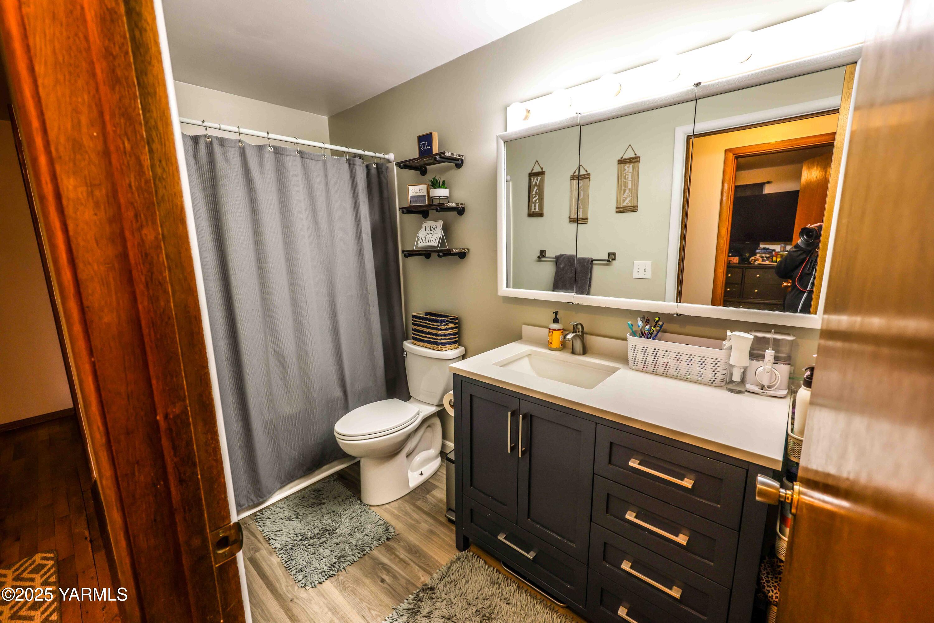 1118 South 44th Avenue Yakima, WA 98908 - Photo 29 of 29 Main bathroom