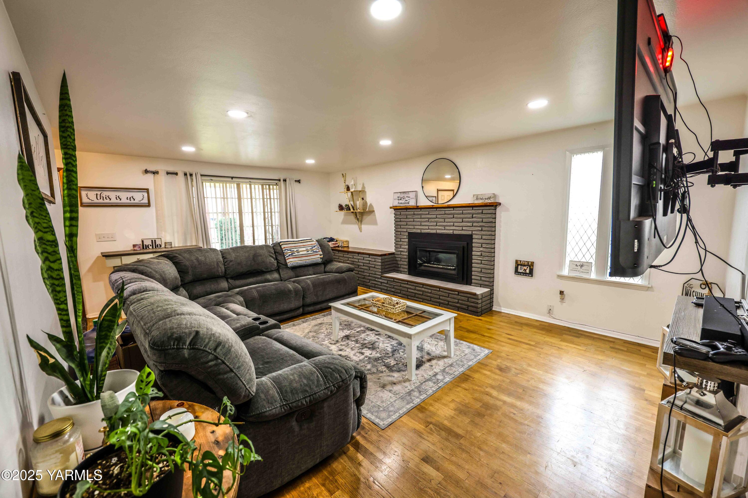 1118 South 44th Avenue Yakima, WA 98908 - Photo 3 of 29 Living room