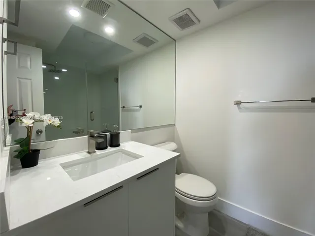 $3,400 | 20515 East Country Club Drive, Unit 549, Aventura, FL 33180