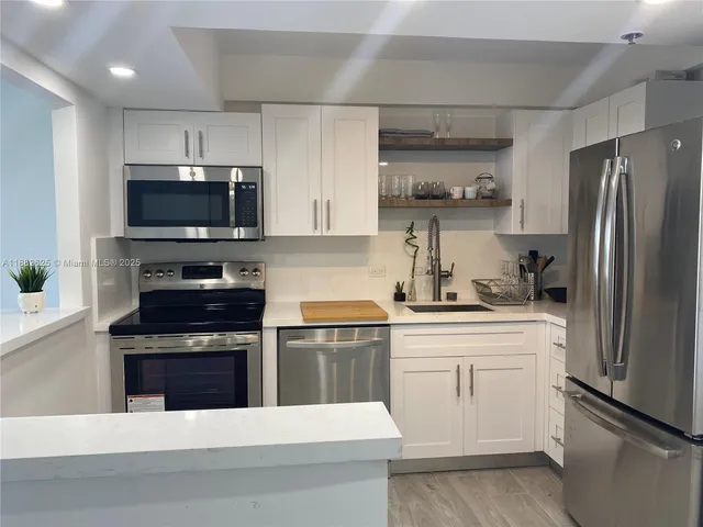 $3,400 | 20515 East Country Club Drive, Unit 549, Aventura, FL 33180