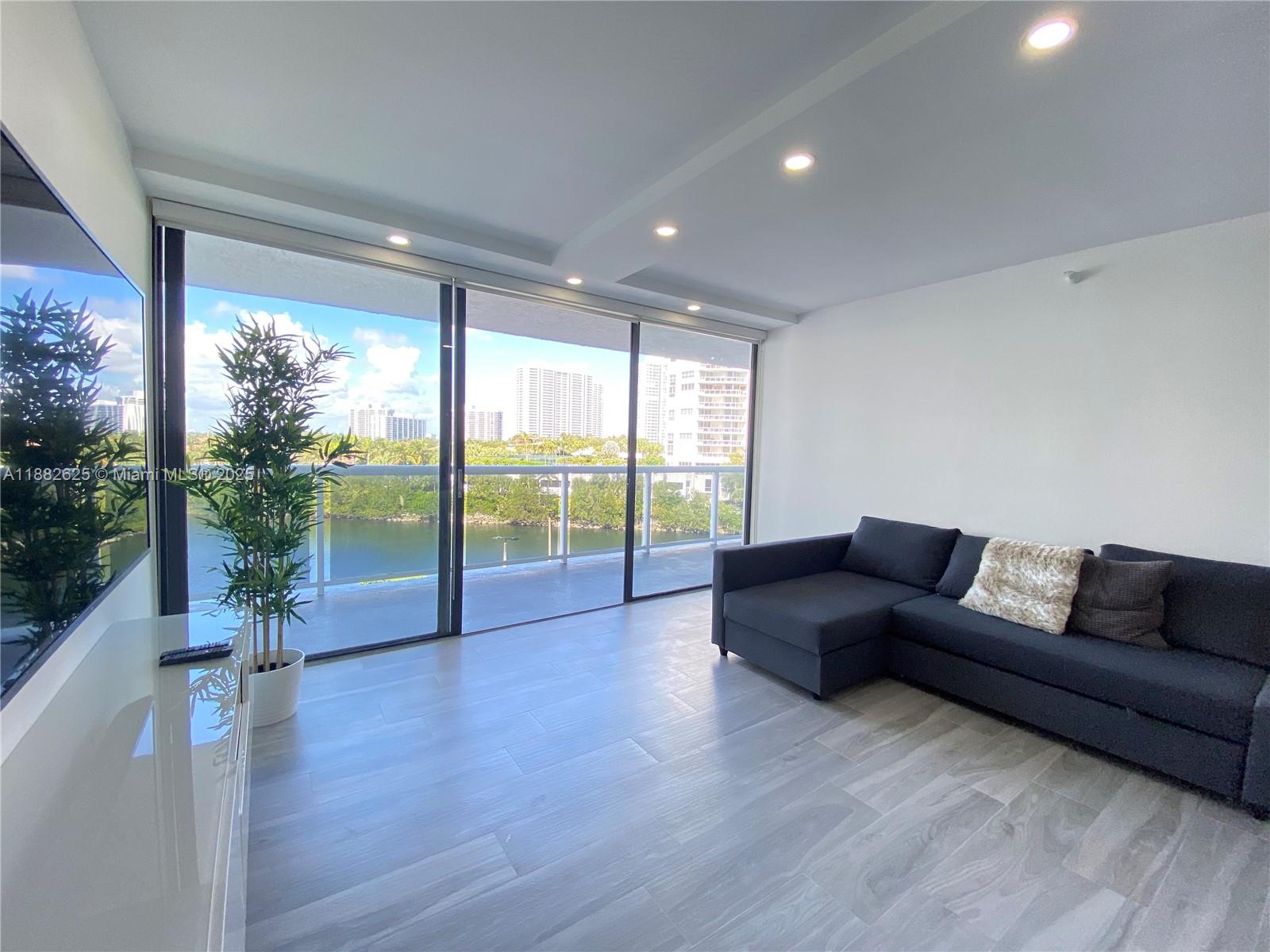 20515 East Country Club Drive, Unit 549 Aventura, FL 33180 - Photo 5 of 33