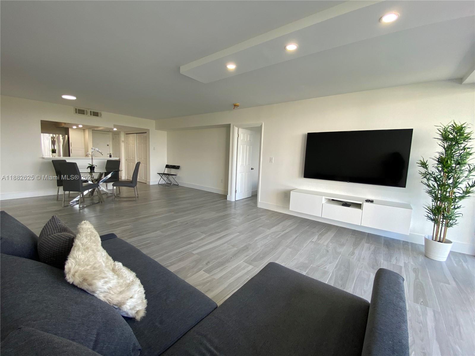 20515 East Country Club Drive, Unit 549 Aventura, FL 33180 - Photo 7 of 33