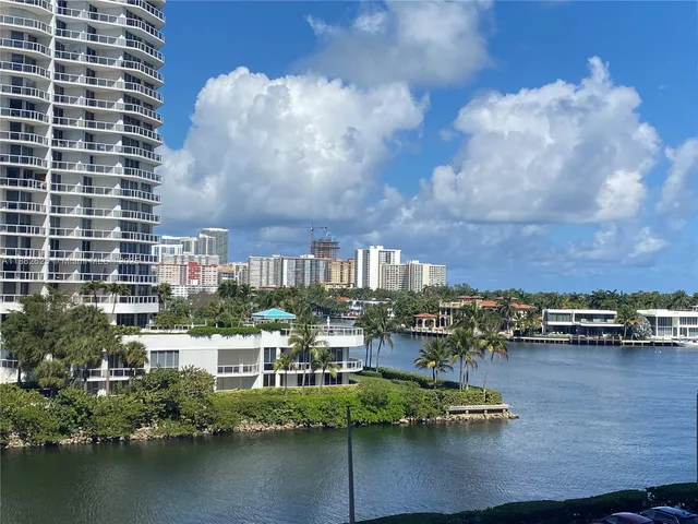 $3,400 | 20515 East Country Club Drive, Unit 549, Aventura, FL 33180