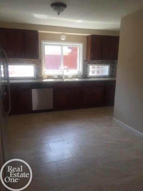 1830 Newcastle Road Grosse Pointe Woods, MI 48236 - Photo 7 of 27