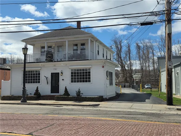 $2,400 | 230 County Road, Barrington, RI 02806