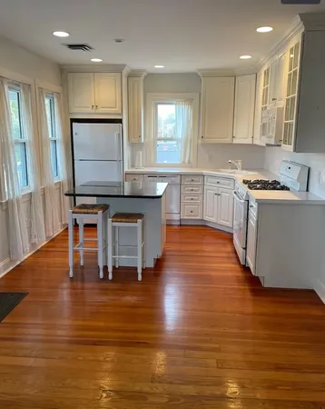 $2,400 | 230 County Road, Barrington, RI 02806