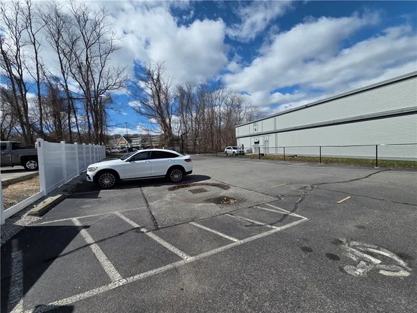 $2,400 | 230 County Road, Barrington, RI 02806