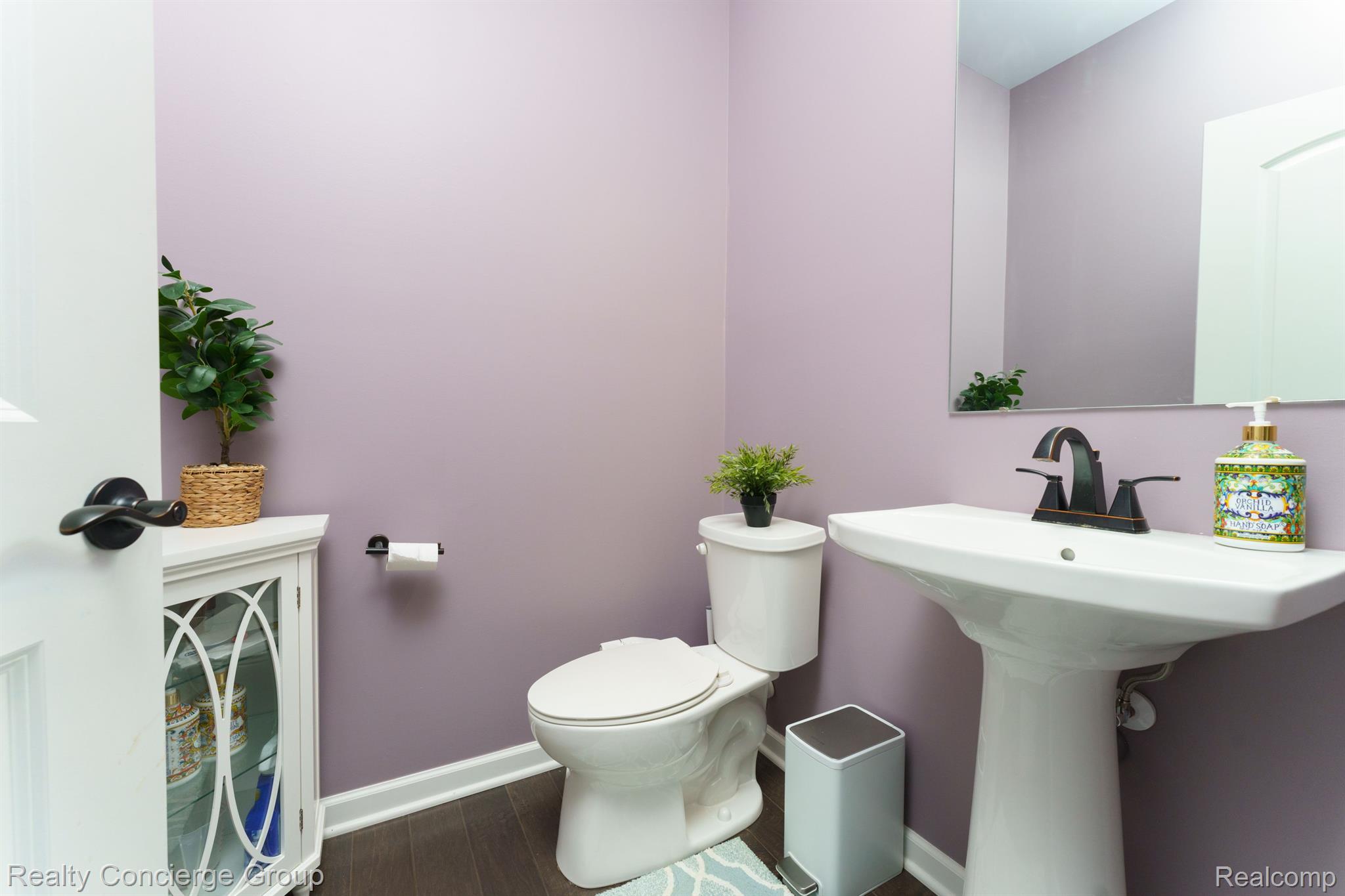 2165 Memorial Lane Rochester, MI 48307 - Photo 18 of 34 Immaculate 1/2 bath on main level