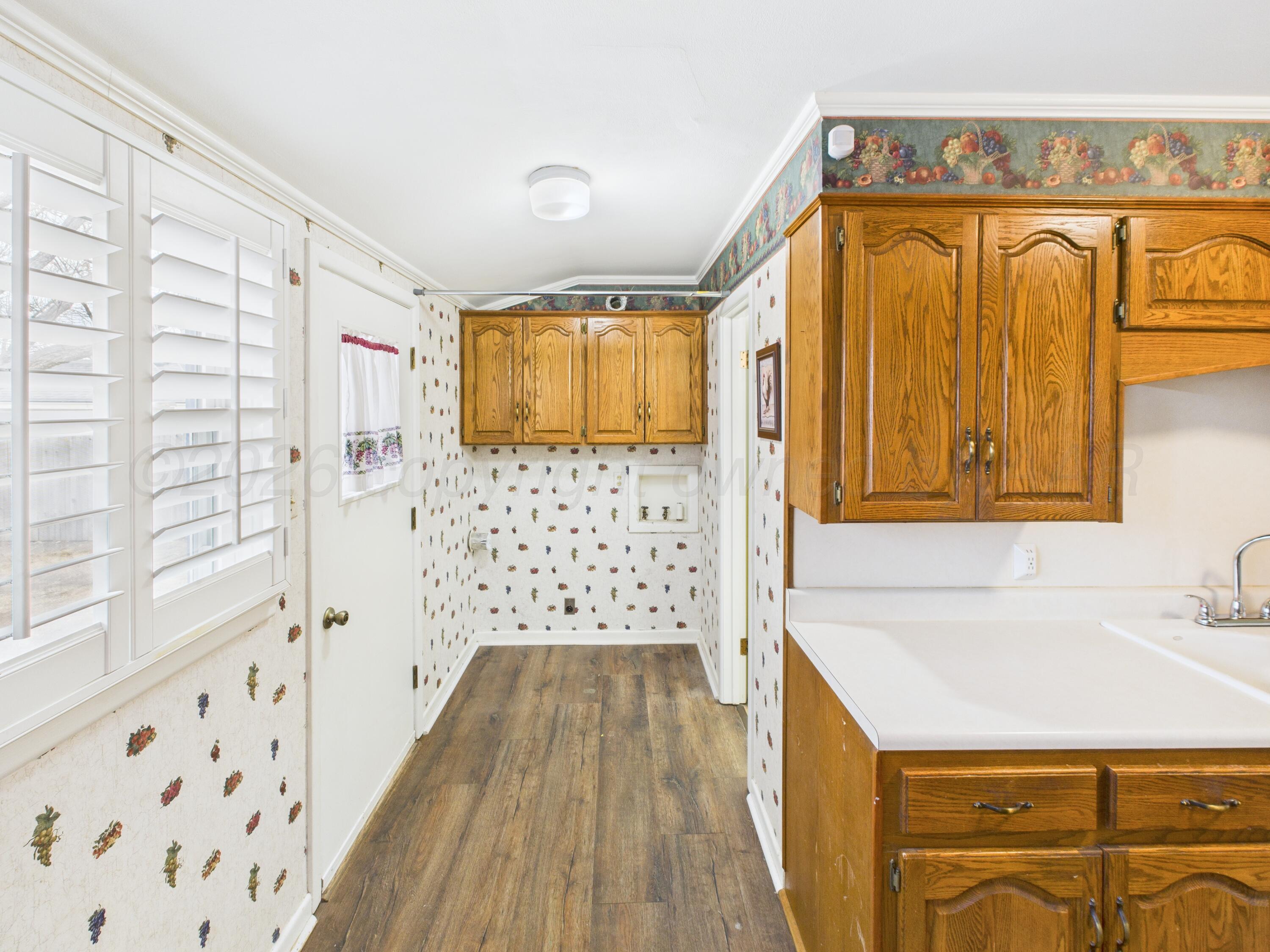 528 North Red Deer Street Pampa, TX 79065 - Photo 16 of 41 a bathroom with a sink a mirror a bathtub and shower