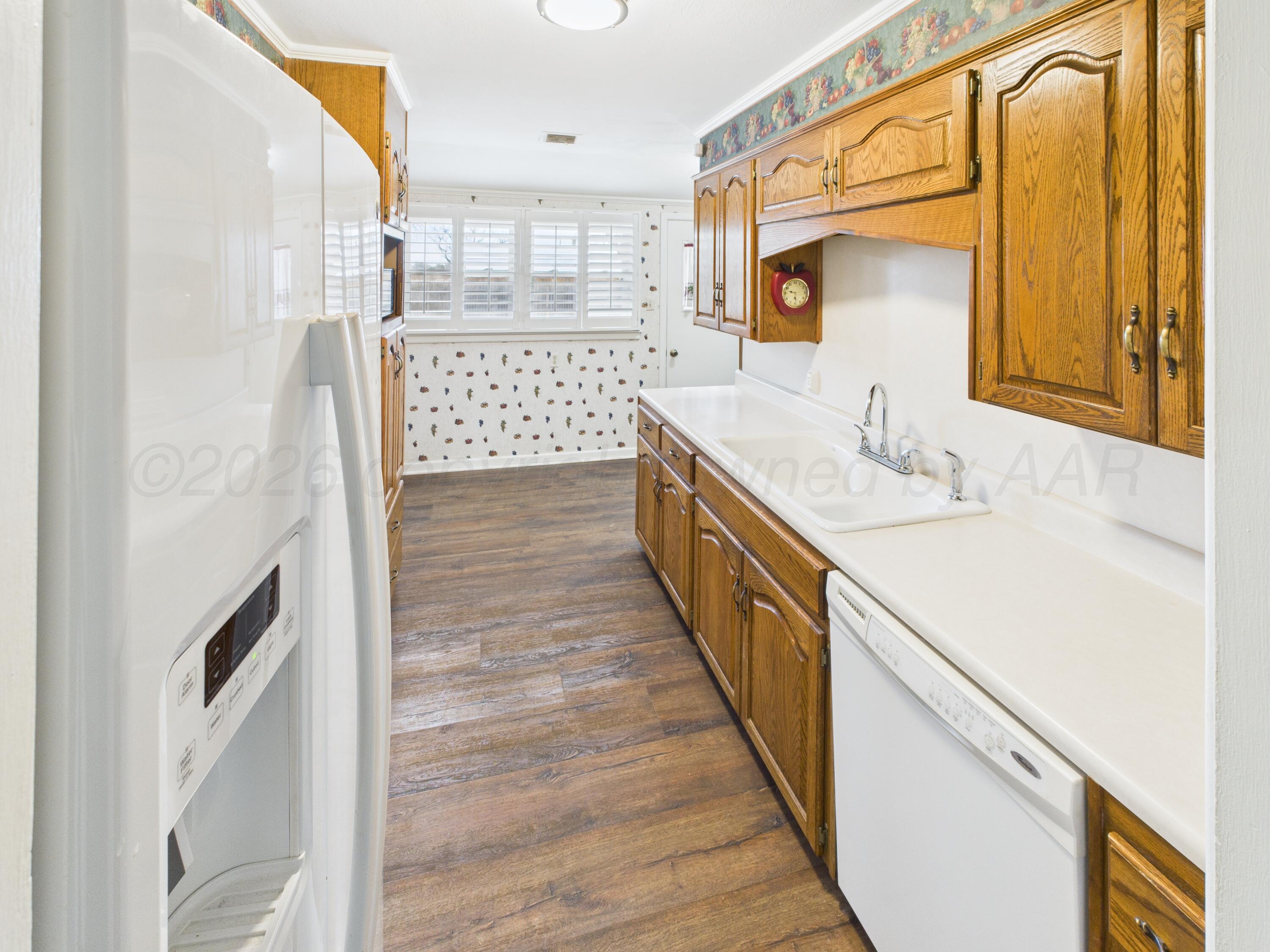 528 North Red Deer Street Pampa, TX 79065 - Photo 20 of 41 a bathroom with a sink a mirror and a bathtub