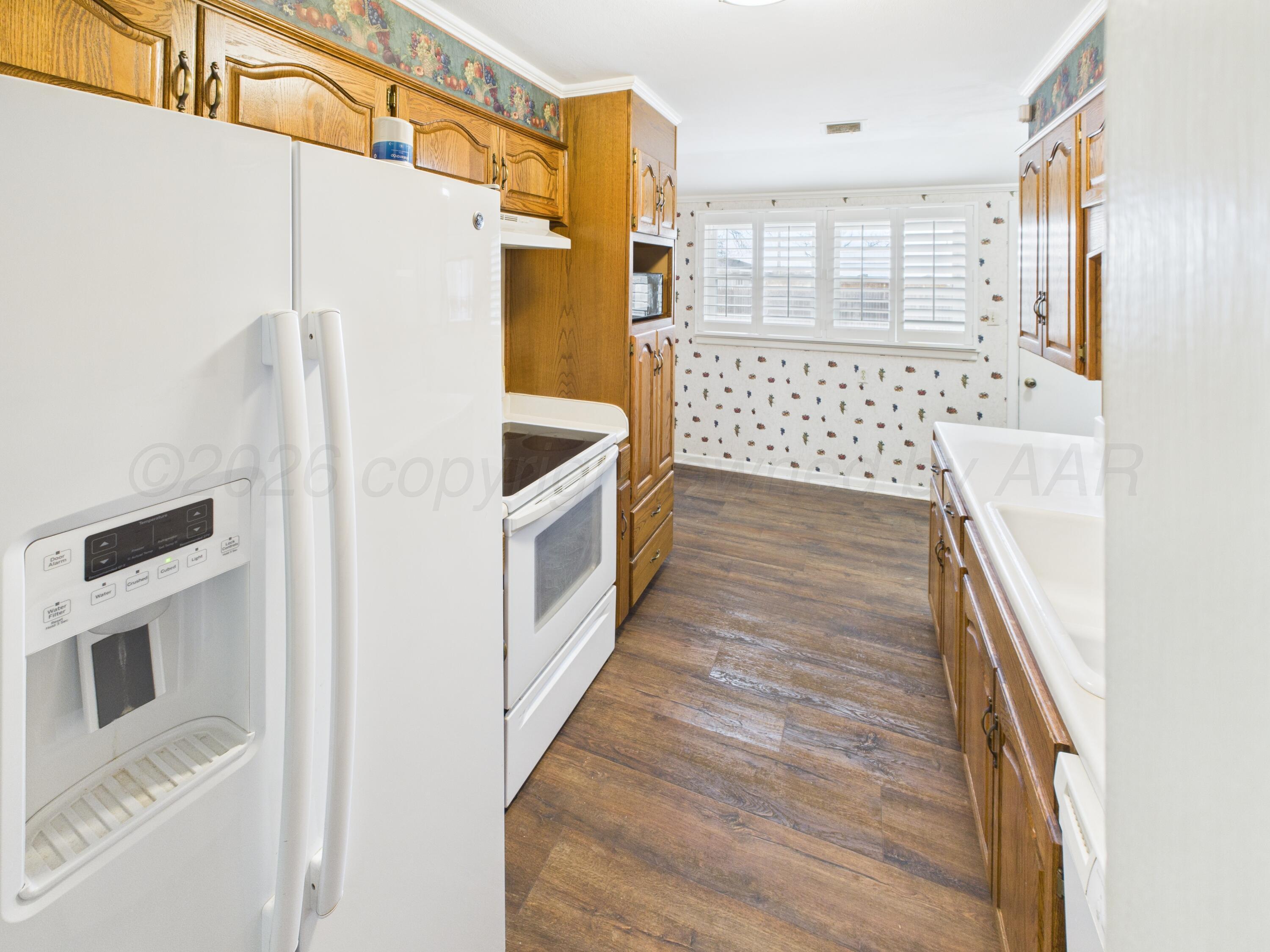 528 North Red Deer Street Pampa, TX 79065 - Photo 21 of 41 a kitchen with stainless steel appliances a refrigerator and a stove