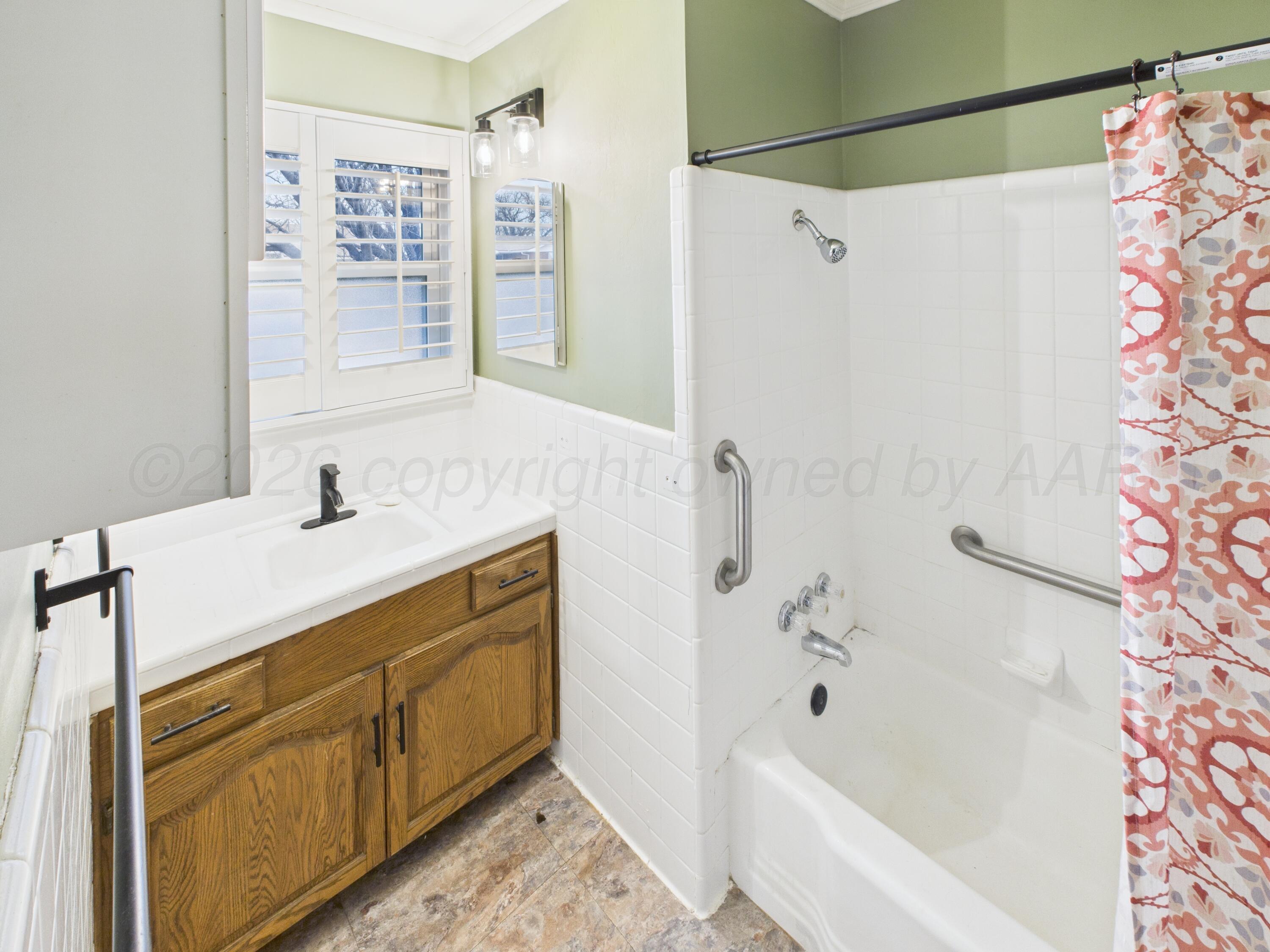 528 North Red Deer Street Pampa, TX 79065 - Photo 25 of 41 a bathroom with a tub sink and mirror