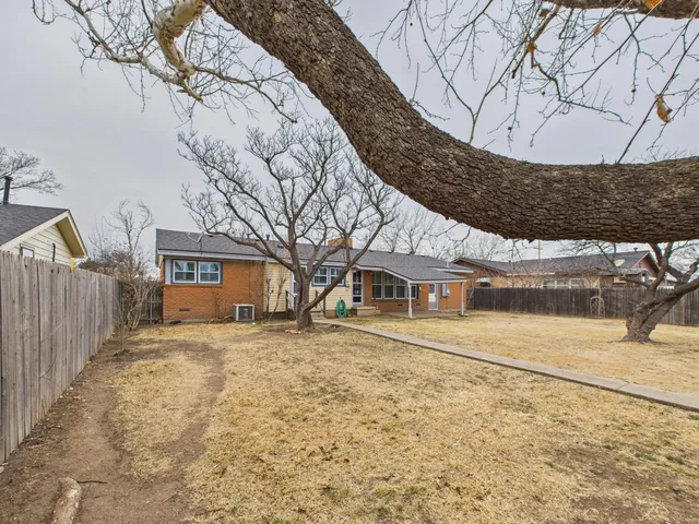 a view of a yard in front of house