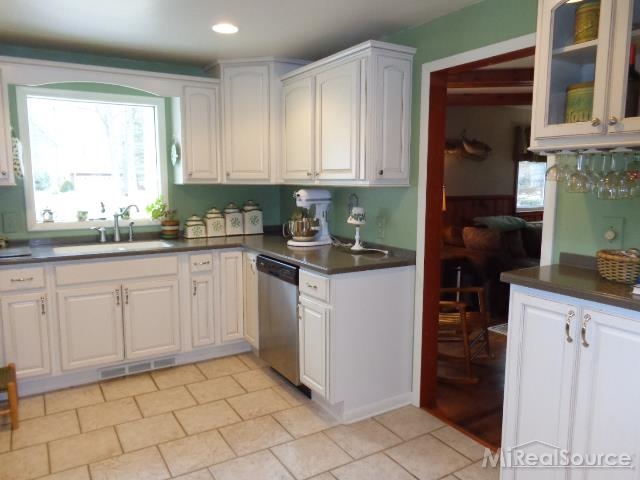 3610 State Fort Gratiot, MI 48059 - Photo 5 of 34 31233434-4.JPG