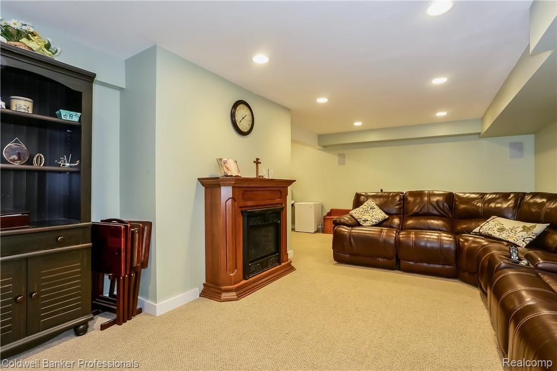 14001 Newburgh Road Livonia, MI 48150 - Photo 27 of 39 027-Family_Room-5284034-large.jpg