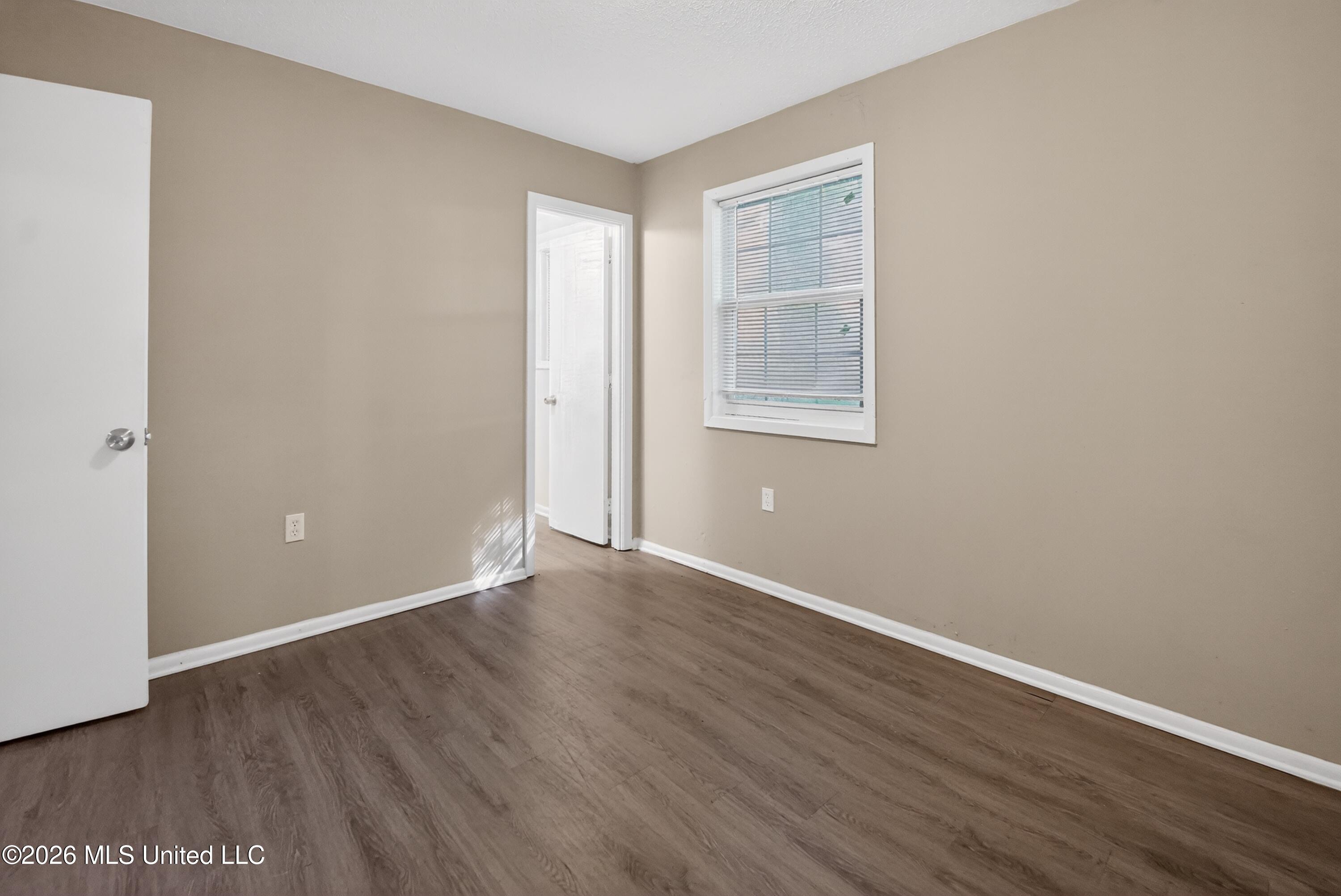 620 Queen Circle Jackson, MS 39209 - Photo 21 of 43 21_620_Queen_Cir-Living_room-6523