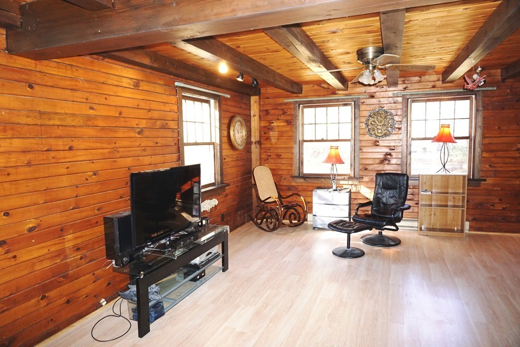 63 Breakneck Road Sturbridge, MA 01566 - Photo 8 of 30 a living room with furniture