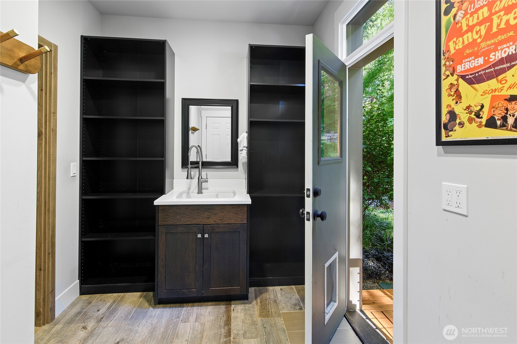 8587 Springridge Road Northeast Bainbridge Island, WA 98110 - Photo 9 of 40 Gallery Image 9
