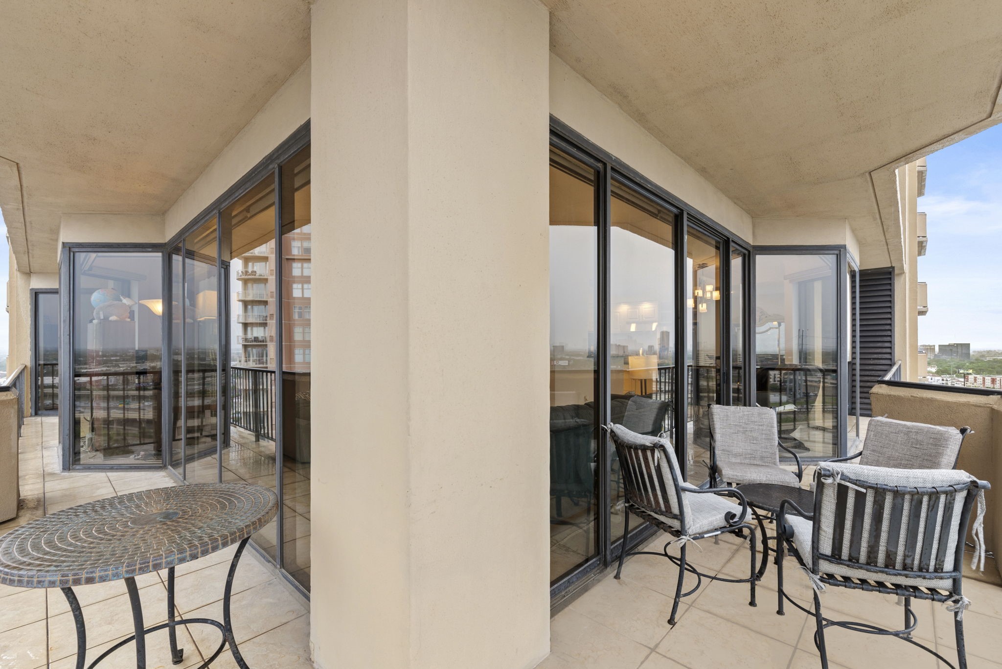3350 McCue Road, Unit 1901 Houston, TX 77056 - Photo 18 of 29 a view of a room with a furniture and floor to ceiling window