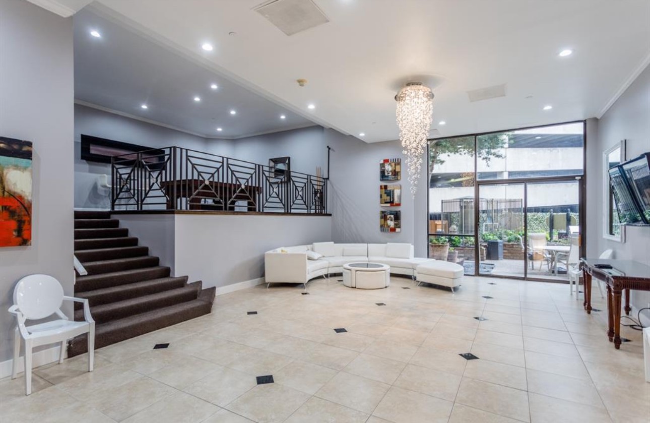 3350 McCue Road, Unit 1901 Houston, TX 77056 - Photo 22 of 29 a living room with furniture and a large window