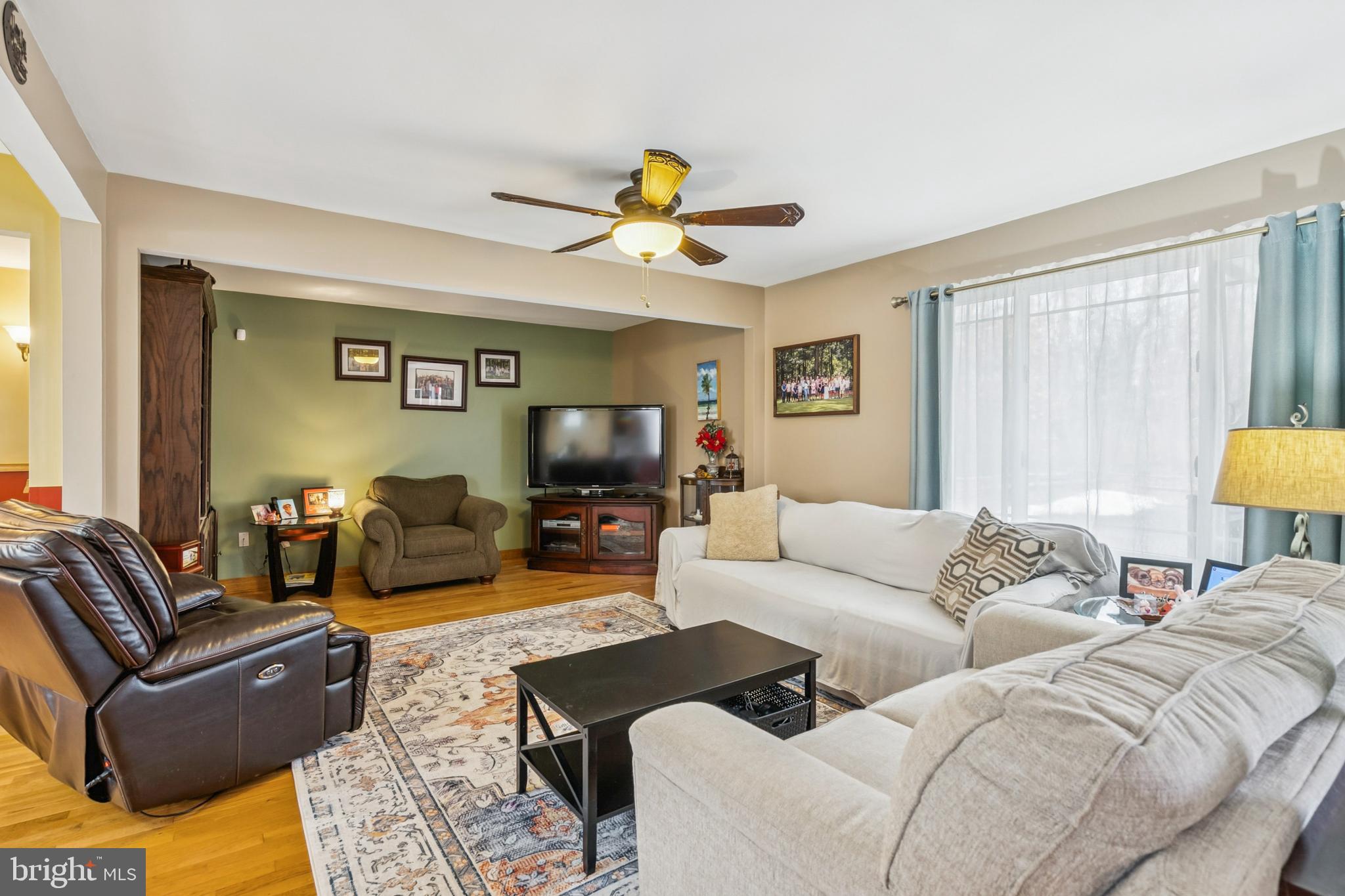 60 Spaulding Drive Monroeville, NJ 08343 - Photo 5 of 26 a living room with furniture a couch and a flat screen tv