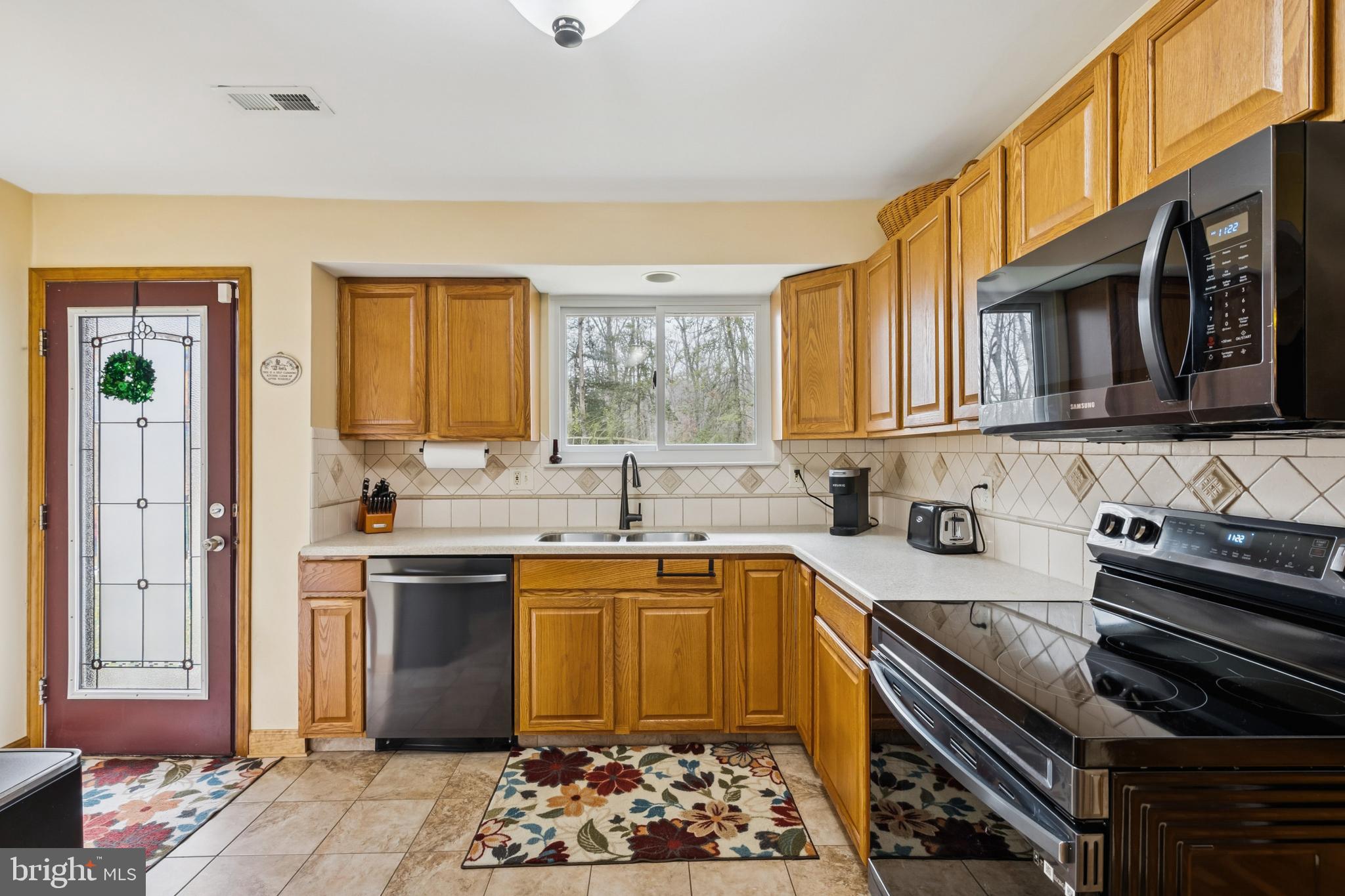 60 Spaulding Drive Monroeville, NJ 08343 - Photo 9 of 26 a kitchen with stainless steel appliances granite countertop a sink stove and refrigerator