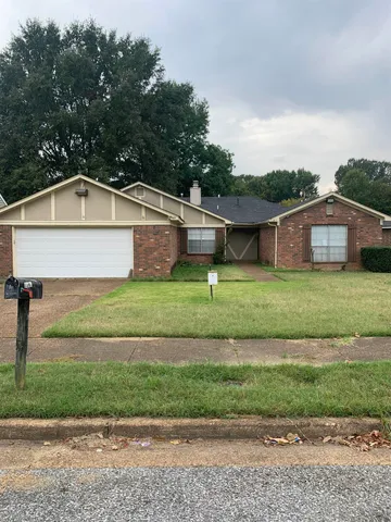 a view of a house with a yard