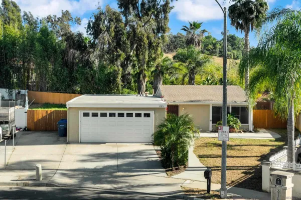 $699,700 | 805 Avenida Taxco, Vista, CA 92084