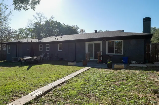 a view of a house with backyard and garden