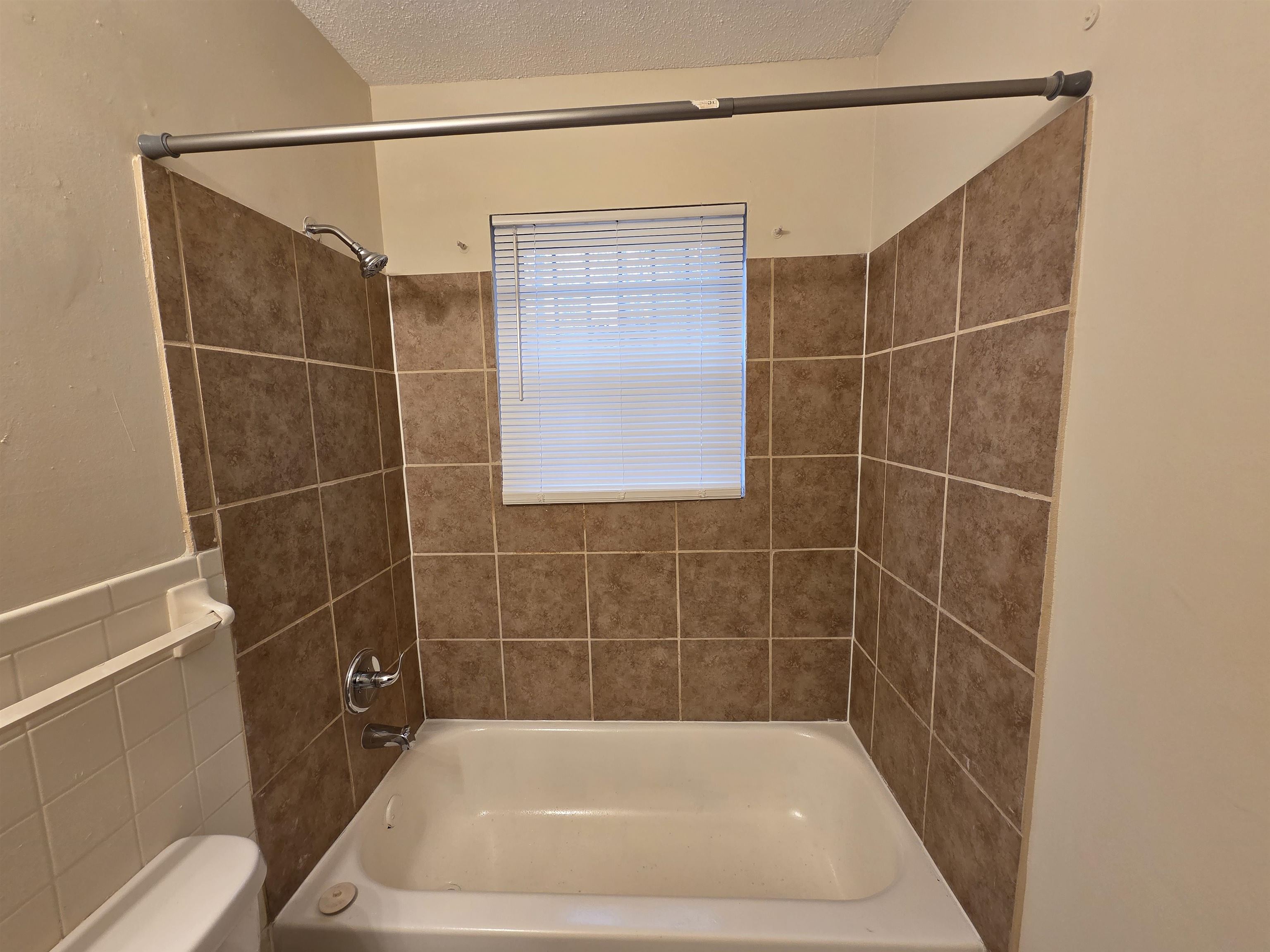 2192 Lisa Avenue Memphis, TN 38127 - Photo 2 of 21 a bathroom with a bath tub