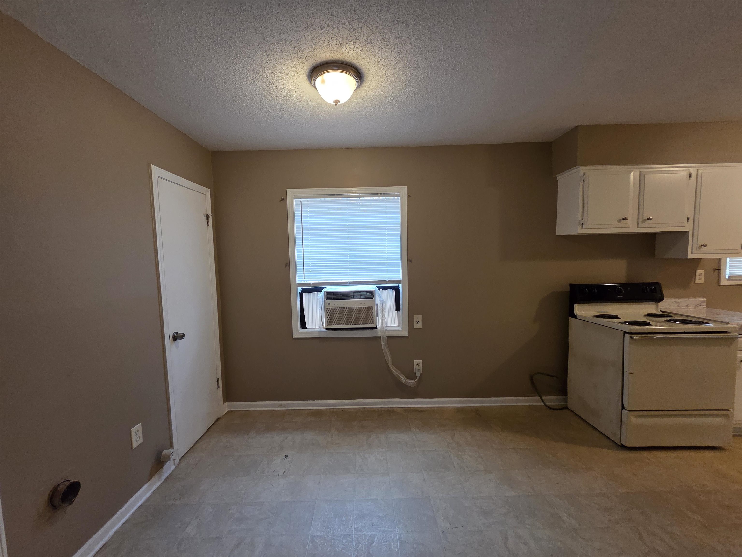 2192 Lisa Avenue Memphis, TN 38127 - Photo 8 of 21 a room with a stove and a window