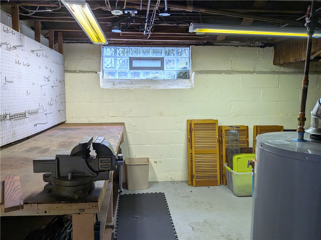 34 Lafayette Road Irondequoit, NY 14609 - Photo 31 of 37 Great workbench