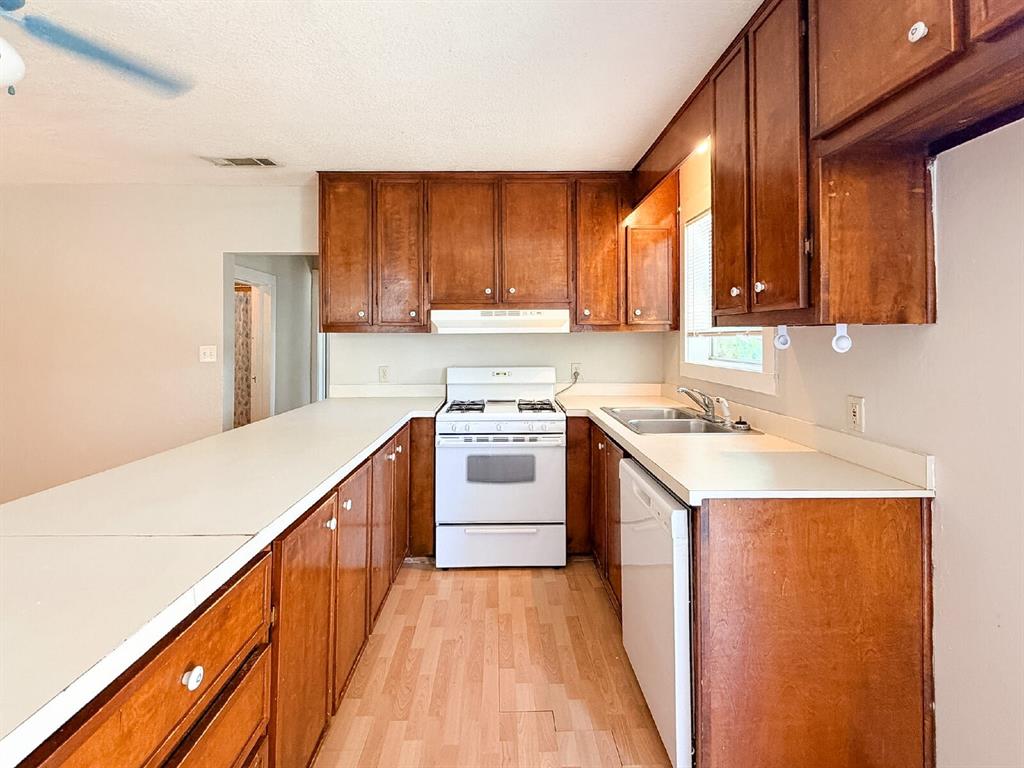 1705 North Robinson Street Cleburne, TX 76031 - Photo 7 of 16