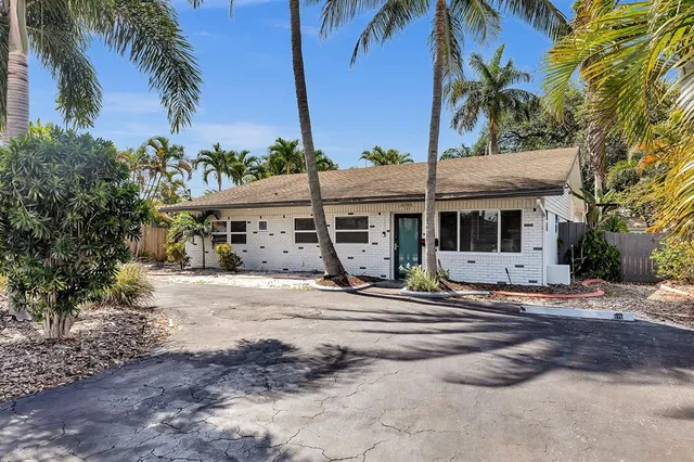 a view of a house with backyard