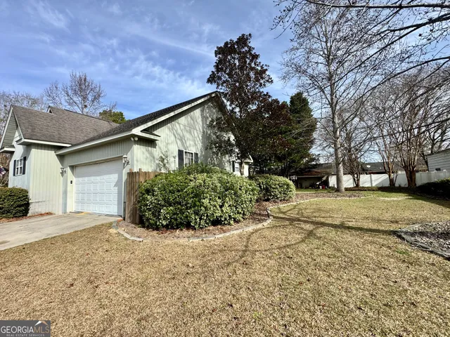 a view of a house with a yard