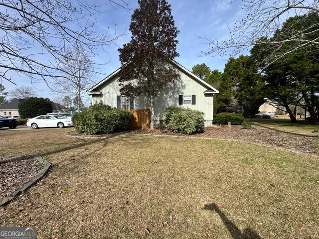 a view of a yard with a house